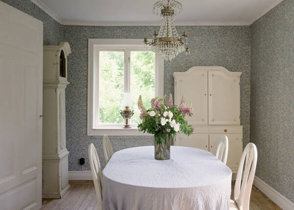 Царство цветочных обоев в красивом деревенском домике в Швеции