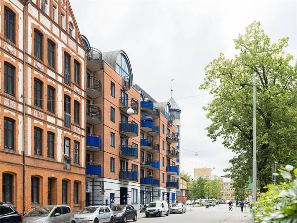 Белоснежная мансардная квартира с арочным окном и роялем