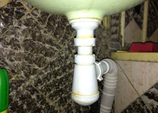 Что делать, если появился неприятный запах из труб(канализации) в ванной?