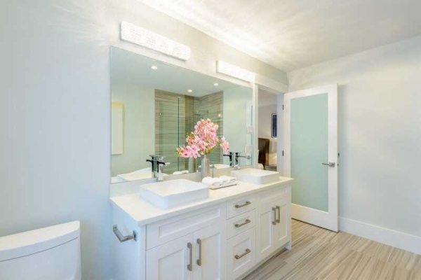 Разнообразие пластиковых полок для ванной &mdash; как выбрать идеальную модель для вашего интерьера и хранения