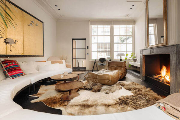 Стильный современный интерьер в доме на канале в Амстердаме