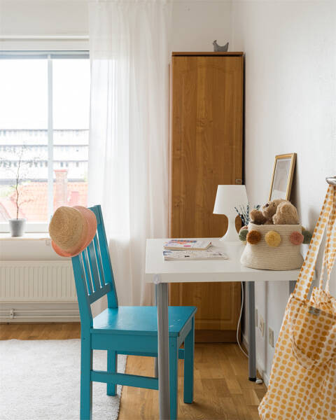 Белоснежная мансардная квартира с арочным окном и роялем