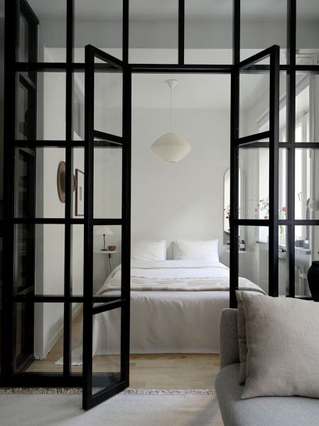 Мягкий минимализм и стеклянная перегородка: маленькая квартира в Стокгольме (39 кв. м)