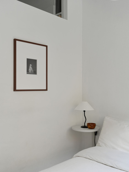 Мягкий минимализм и стеклянная перегородка: маленькая квартира в Стокгольме (39 кв. м)