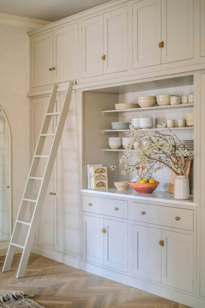 Прекрасная английская кухня в большой немецкой квартире