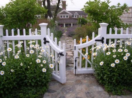 Установка маленького забора на участке