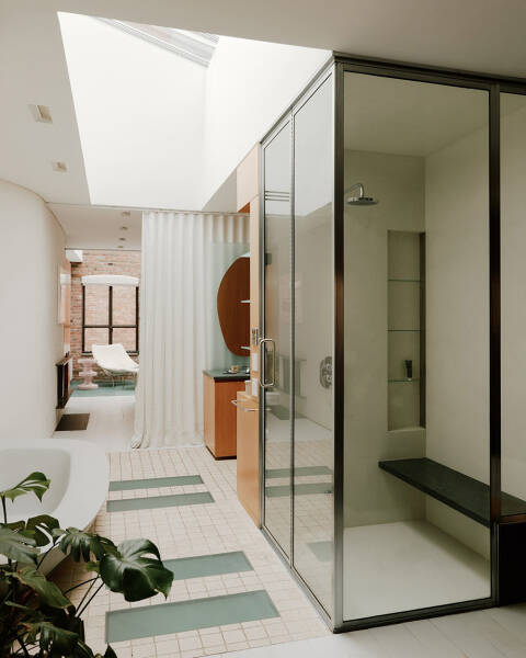 Микс стилей и солнечный свет в интерьерах необычного таунхауса в Нью-Йорке