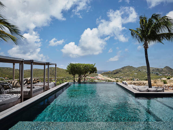 Драматичный дизайн с черными акцентами на Карибском острове