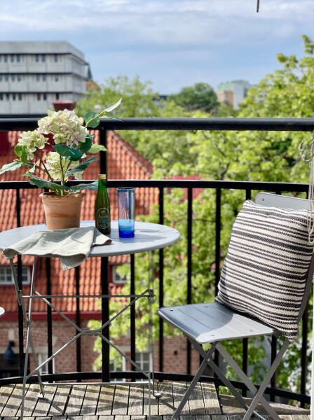 Белоснежная мансардная квартира с арочным окном и роялем