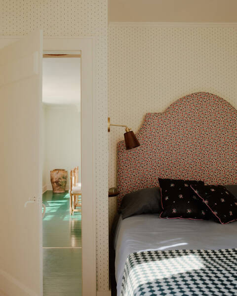 Душевные интерьеры в лучах солнца: старый коттедж в Коннектикуте