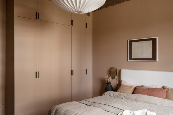 Стильные розовые штрихи в дизайне нежной скандинавской квартиры (84 кв. м)