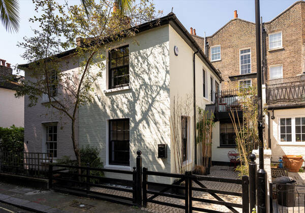 Небольшой дом в Лондоне с черными акцентами в декоре