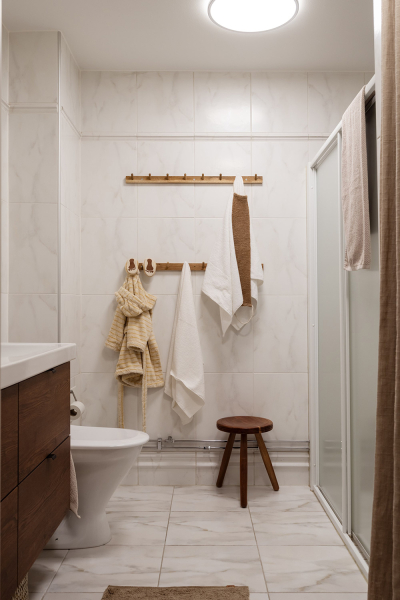 Стильные розовые штрихи в дизайне нежной скандинавской квартиры (84 кв. м)