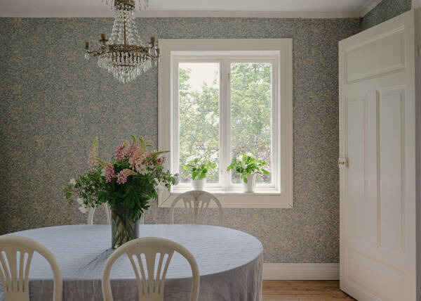 Царство цветочных обоев в красивом деревенском домике в Швеции
