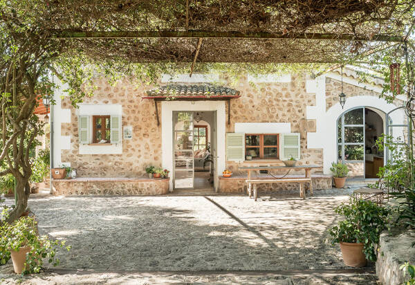 Красивая 100-летняя вилла на Майорке с уютными интерьерами
