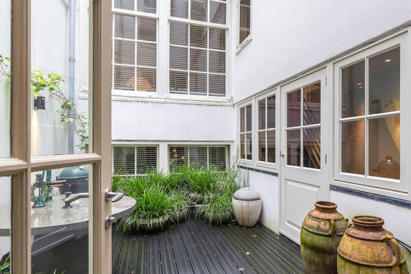 Стильный современный интерьер в доме на канале в Амстердаме