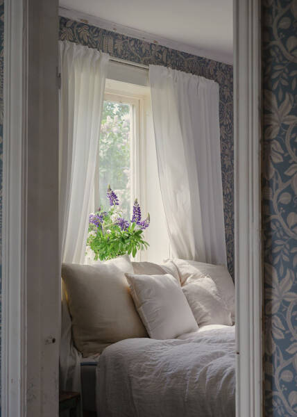 Царство цветочных обоев в красивом деревенском домике в Швеции