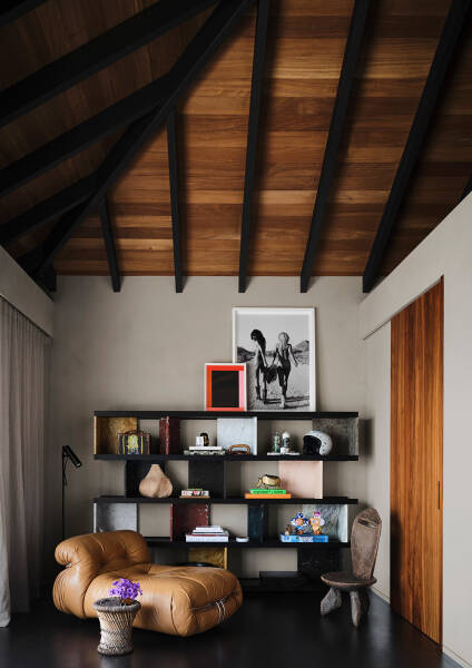 Драматичный дизайн с черными акцентами на Карибском острове