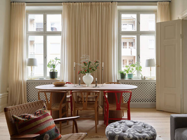 Тёплый скандинавский интерьер с яркими деталями