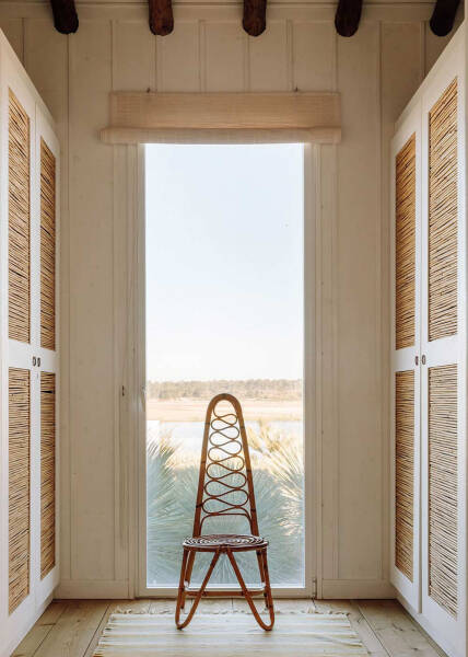 Солнечные интерьеры пляжного дома в Португалии