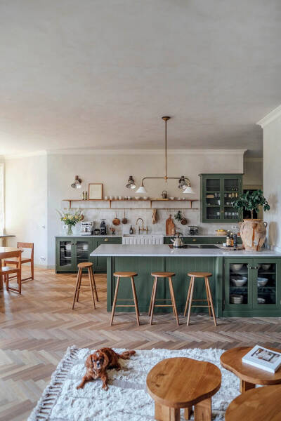 Прекрасная английская кухня в большой немецкой квартире