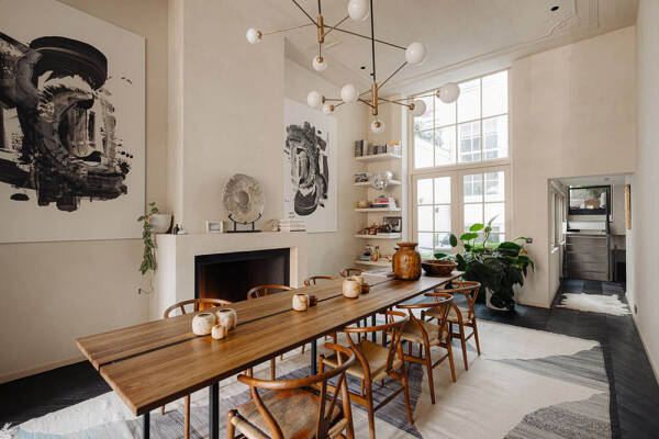 Стильный современный интерьер в доме на канале в Амстердаме