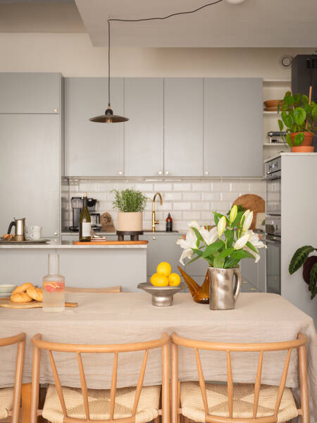 Солнечный шведский лофт с песочными стенами (62 кв. м)