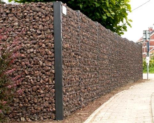 Заборы из камня в сетке