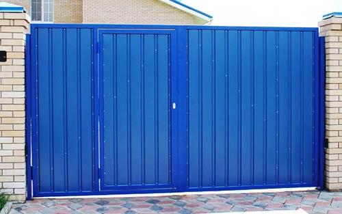 Распашные ворота со встроенной калиткой