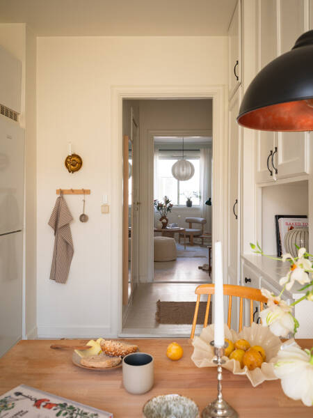 Мягкий интерьер маленькой шведской квартиры с приятным декором (40 кв. м)