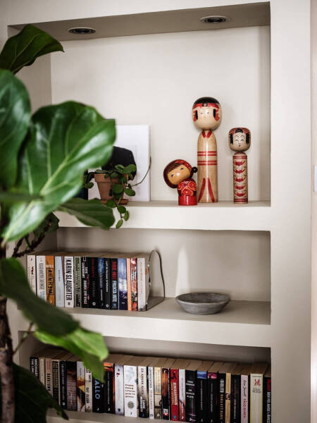 Скандинавская квартира с бежевой гостиной и терракотовой спальней (68 кв. м)