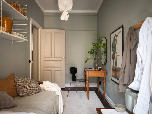 Бежевые стены, яркий декор и тёмная спальня: квартира в Гетеборге (68 кв. м)