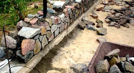 Строительство забора из камня