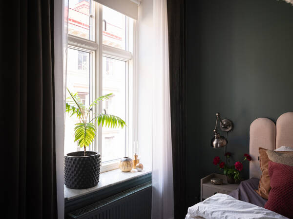 Бежевые стены, яркий декор и тёмная спальня: квартира в Гетеборге (68 кв. м)