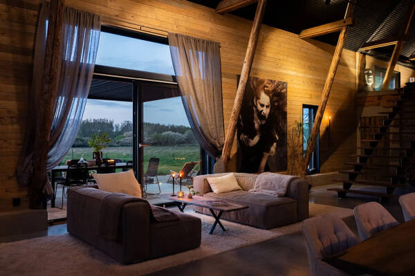 Стильный дом с чёрными элементами в декоре на месте старого амбара