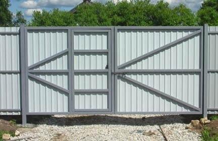 Распашные ворота со встроенной калиткой