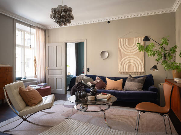 Бежевые стены, яркий декор и тёмная спальня: квартира в Гетеборге (68 кв. м)