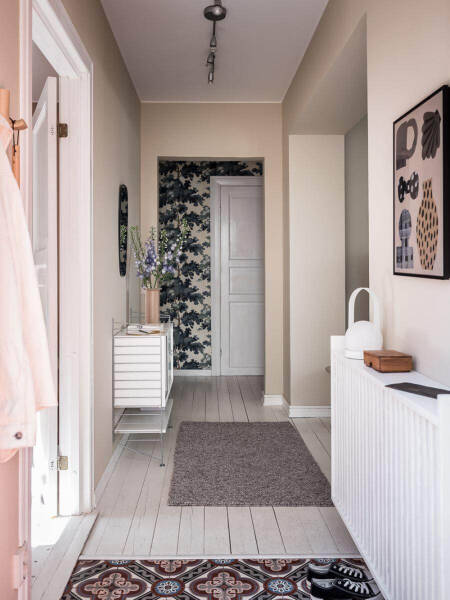 Скандинавская квартира с бежевой гостиной и терракотовой спальней (68 кв. м)