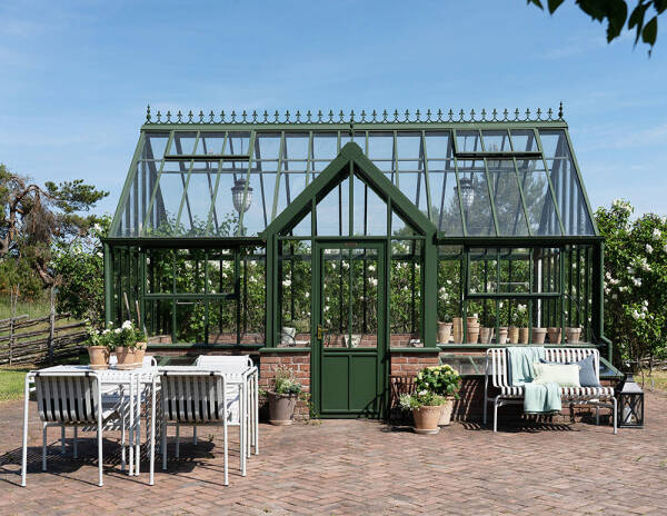 Красивая желтая вилла в Швеции с террасами и бассейном