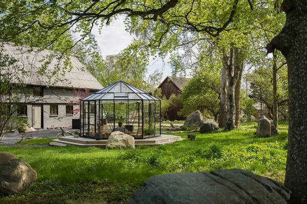 Стильный дом с чёрными элементами в декоре на месте старого амбара