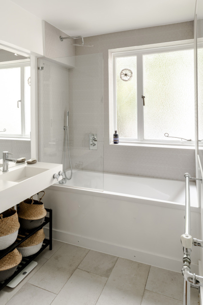 Интересное пространство белой квартиры в Лондоне