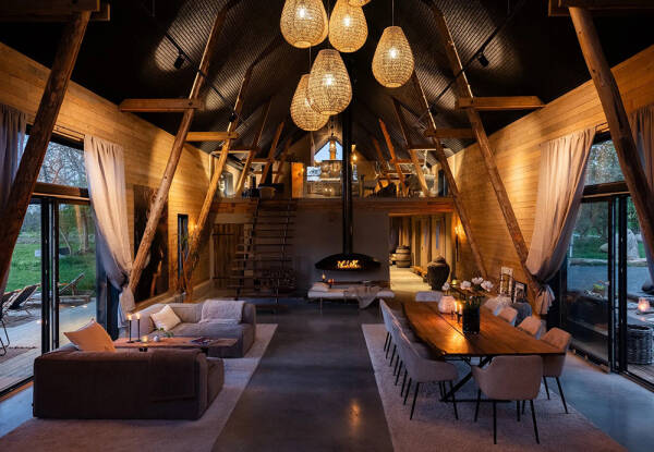 Стильный дом с чёрными элементами в декоре на месте старого амбара