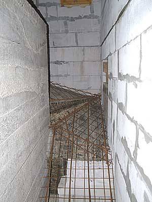 Бетонная лестница в подвал: предельно ясное руководство по строительству