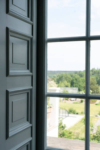 Красивая желтая вилла в Швеции с террасами и бассейном