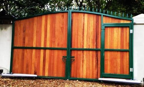 Распашные ворота со встроенной калиткой