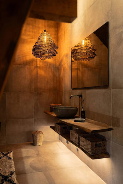 Стильный дом с чёрными элементами в декоре на месте старого амбара