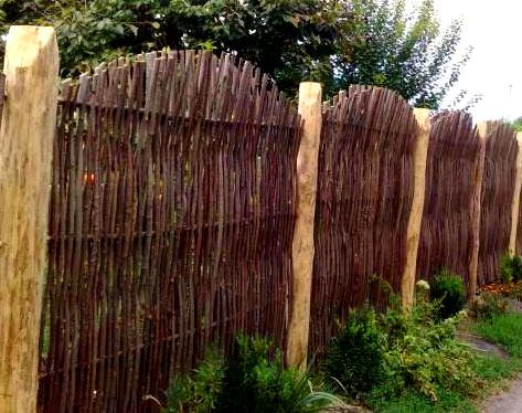 Возведение забора тын