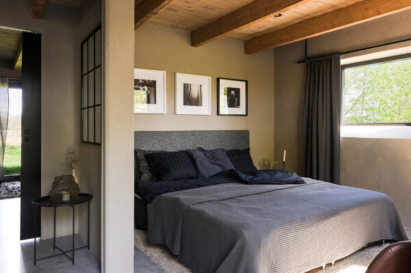 Стильный дом с чёрными элементами в декоре на месте старого амбара