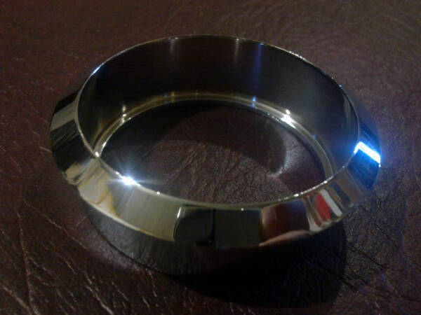 Нестандартное решение &mdash; двустворчатая металлическая входная дверь