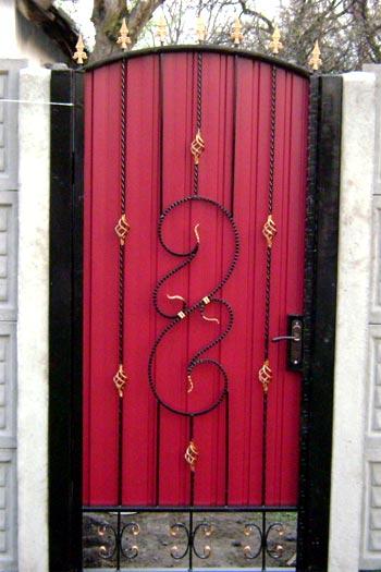 Калитки из профнастила с элементами ковки